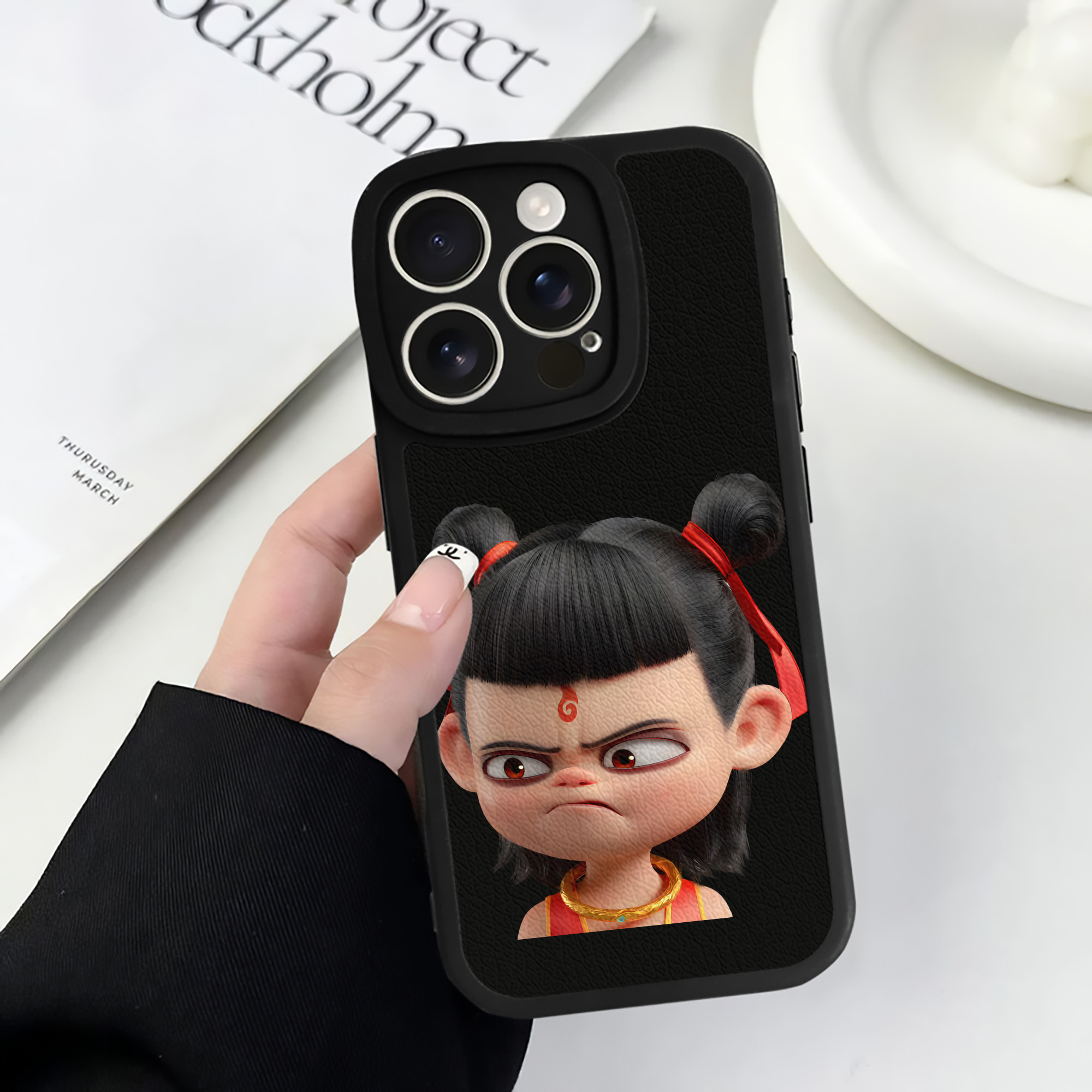 （画像用） Ne Zha 2 ナタ 魔童の大暴れ 【iPhone 16シリーズ対応】シリコンスマホケース（レザー調） 材質：シリコン